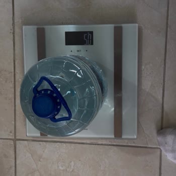 Sürat Kargo Görevlisinin Ağır Paketi Bina Girişine Bırakması Ve Kaba Tutumu
