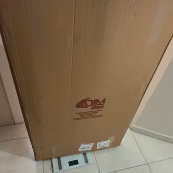 Sürat Kargo Görevlisinin Ağır Paketi Bina Girişine Bırakması Ve Kaba Tutumu