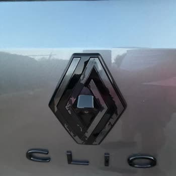 Renault Clio Logolarının Tekrar Soyulması Ve Ücretsiz Garanti Değişimi Talebi