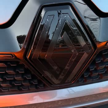 Renault Clio Logolarının Tekrar Soyulması Ve Ücretsiz Garanti Değişimi Talebi