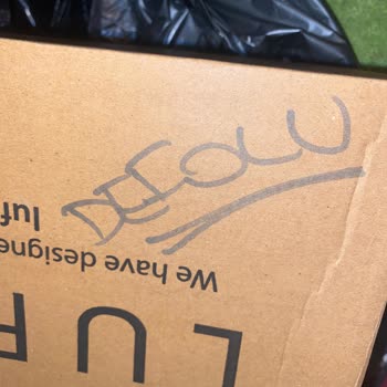 Defolu Ayakkabı Gönderildi: Kırıklar, Katlanma İzleri Ve Lekeler
