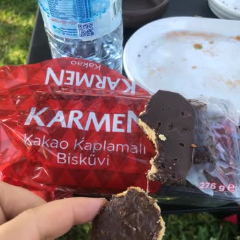 Şok Marketler Karmen Çikolatalı Bisküvi İçinde İplik Bulundu