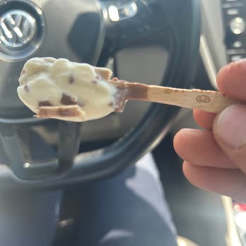 Kırık Çubuk Ve Ahşap Parça Magnum Dondurmanın İçinde: Çocukları Tehlikeye Atıyor