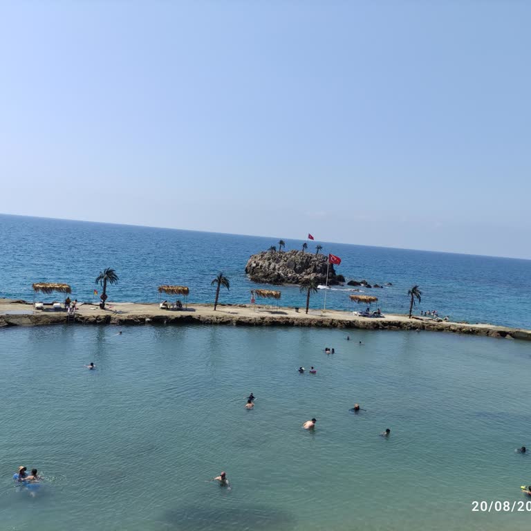 İslami Otel İddiasına Uymayan Markalı İçecek Ve Gösteriler