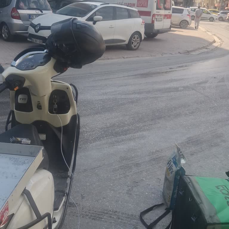 Belediye Kamyonetinin Yağ Sızdırması Trafik Kazasına Neden Oldu