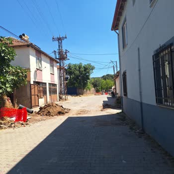 UEDAŞ'ın Bilgilendirmesiz Elektrik Direği Çalışması Evimizde Güvenlik Riski Yaratıyor