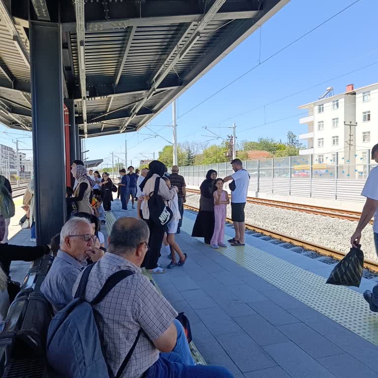 Uzun Tren Gecikmesi Ve Bilgilendirme Eksikliği Uçak Kaçırma Riski Yaratıyor