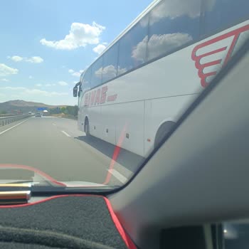 Sivas Kayseri Yolunda Otobüsün Ani Sollama Manevrası Neredeyse Zincirleme Kazaya Neden Oldu