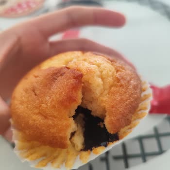 Magma Çikolatalı Kekte Önceden Isırılmış Görünüm Hijyen Endişesi