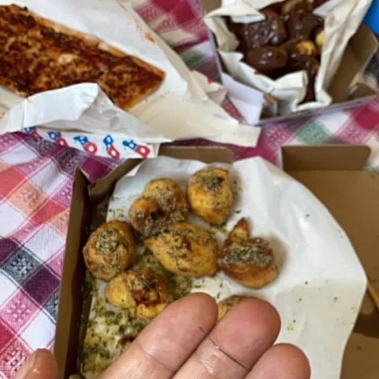 Afyon Domino's Şubesinde Pizzada Demir Parça Bulunması
