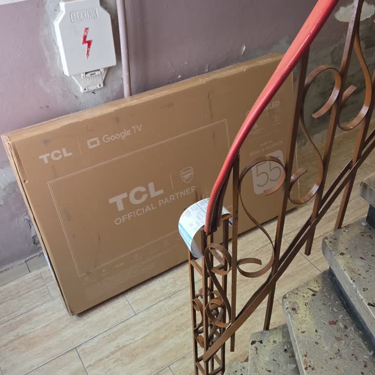 Bina Girişine Bırakılan 55 İnç TV İçin Kargo Firmasından Acil Müdahale Talebi