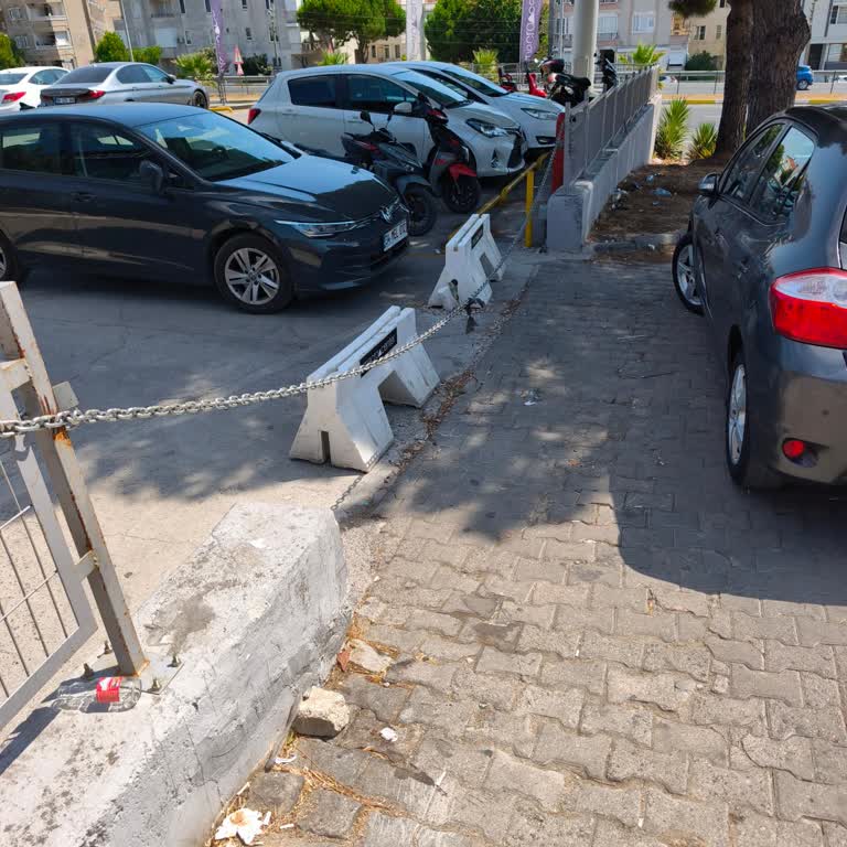 Macrocenter Altınoluk Yan Giriş Zinciri Engelli Yaya Geçişini Tehlikeye Atıyor