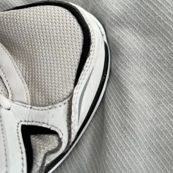 Kıvrım Yerinden Yırtılan Skechers Ayakkabısı Ve Mağazanın Üretim Hatası Olmadığı İddiası