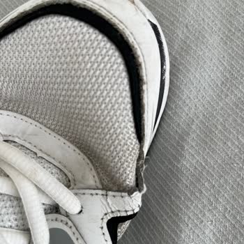 Kıvrım Yerinden Yırtılan Skechers Ayakkabısı Ve Mağazanın Üretim Hatası Olmadığı İddiası