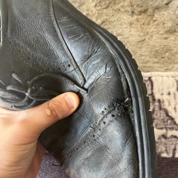 FLO Mağazasından Alınan Ayakkabının Yırtılan Tabanı Ve Dikiş Sorunu İçin Değişim Talebi