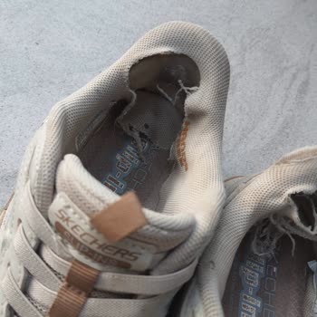 Kısa Sürede Yırtılan Skechers Slip-Ins Ayakkabı İç Desteği İçin Ücretsiz Değişim Talebi