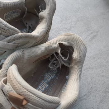 Kısa Sürede Yırtılan Skechers Slip-Ins Ayakkabı İç Desteği İçin Ücretsiz Değişim Talebi