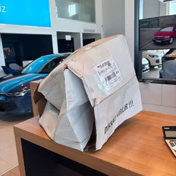 Avize Kırıldı, Kargo Çalışanı Paketi Araca Fırlattı