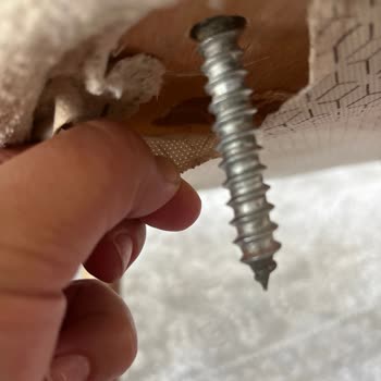 Bellona Sandalye Ayağındaki Kalitesiz Malzeme Çatladı, Garanti Sonrası Destek Yok