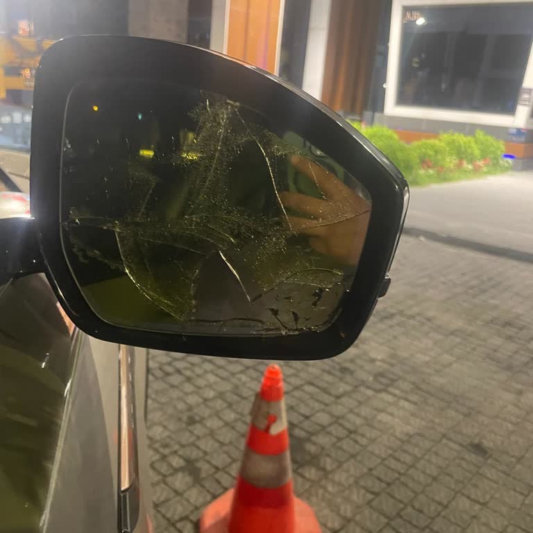 Otoparkta Kamera Yokluğu Nedeniyle Kırılan Ayna Ve Yönetimin İlgisizliği