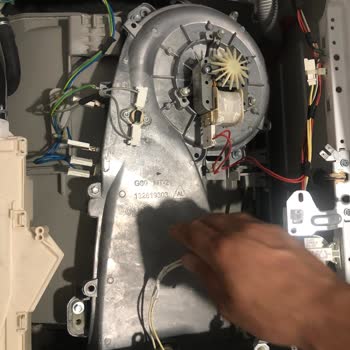 Kurutmalı Çamaşır Makinesinde Usulsüz Servis Ve Yangın Riski