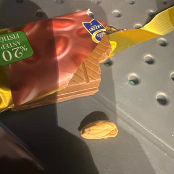 Çikolata İçindeki Kabuklu Antep Fıstığı Dişi Kırdı Ve Ağrı Yarattı