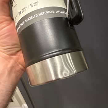 Hasarlı Ve Kullanılmış Görünümlü Stanley Termosunun Değişim Talebi