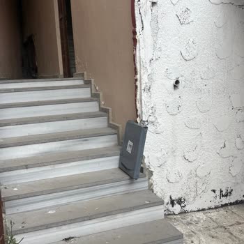 Aras Kargo Sarıkamış Şubesinde Teslimat Kodu Alınmadan Paketler Apartman Girişine Bırakıldı