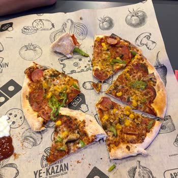 Orta Boy İddiasına Uymayan Küçük Ve Çiğ Pizza