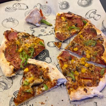 Orta Boy İddiasına Uymayan Küçük Ve Çiğ Pizza