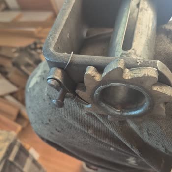 Cyr Market Alakasız, Son Derece Yıpranmış Ve Kullanılmış Bir Metal Parça Gönderildi