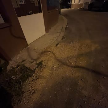 Kazı Çalışması Sonrası Ev Kapısının Önündeki Çöplük