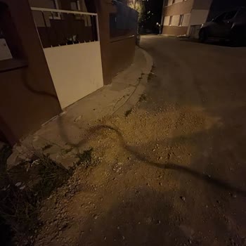 Kazı Çalışması Sonrası Ev Kapısının Önündeki Çöplük