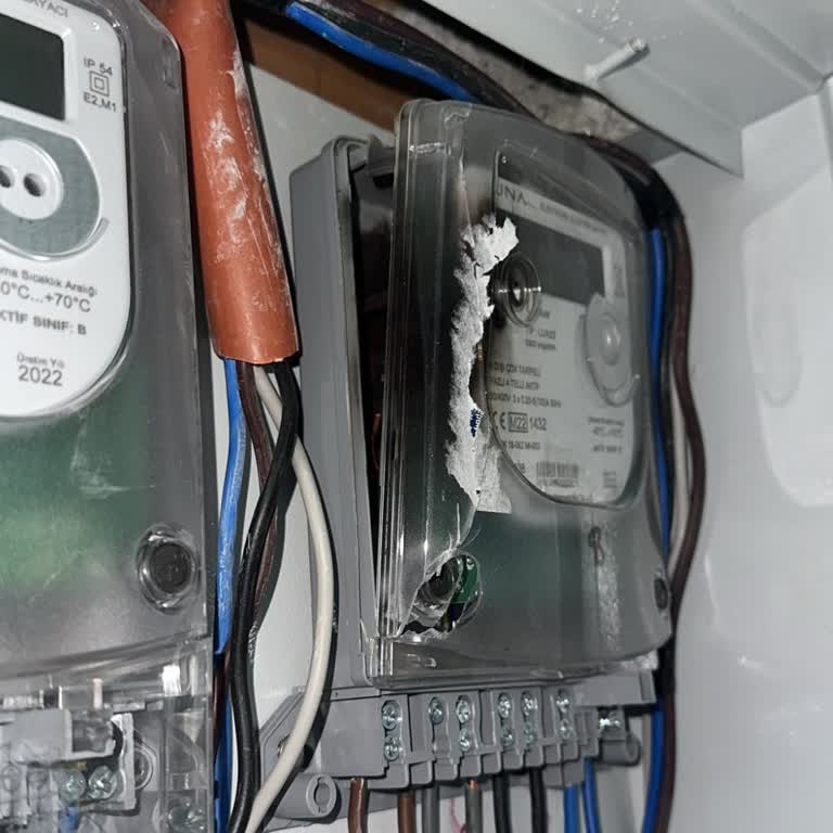 Yanmış Ve Kırık Sayaç Nedeniyle İki Gün Elektriksiz Acil Müdahale Talebi