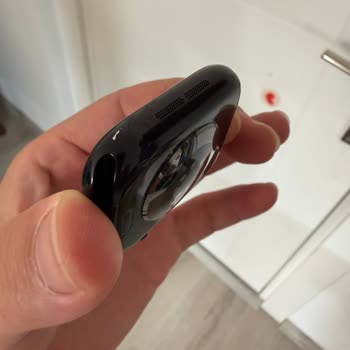 Apple Watch Jet Black Kaplama Sorunu Tekrarlanıyor, Gümüş Renk Değişimi Talebi