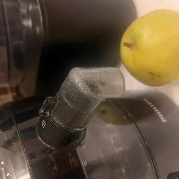 Philips Katı Meyve Sıkacağı Plastik Parçalarında Kalıcı Lekeler Ve Yanık Kokusu Garantide İade Reddi