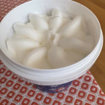 Kase Dondurmanın Üzerinde Siyah Kıl