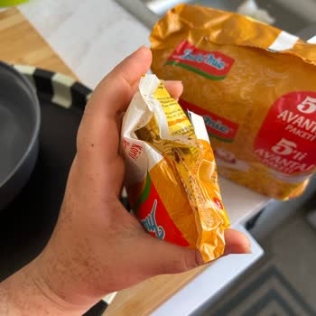 İndomie Noodle Paketi Üretim Hatası Ve Hijyen Endişesi