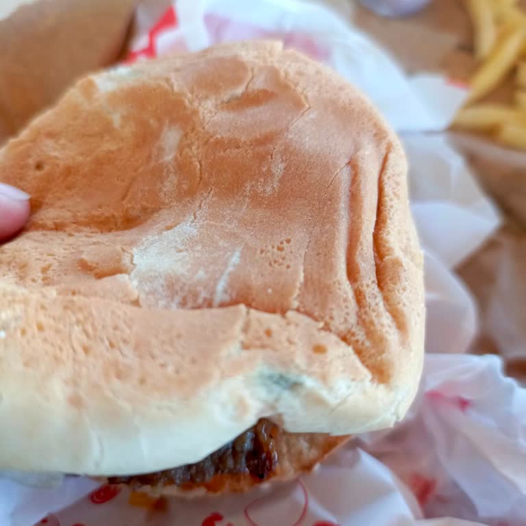 Küflü Ekmek Ve Eksik Soslar: Uğurmumcu Şubesinde Hijyen Sorunu