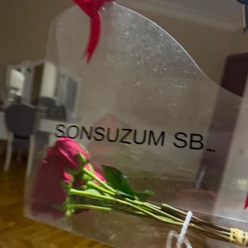 Kirli Ambalaj, Kötü Koku Ve Özensiz Çiçek Teslimatı