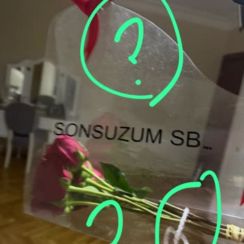 Kirli Ambalaj, Kötü Koku Ve Özensiz Çiçek Teslimatı