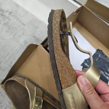 Sandalia Birkenstock rota en poco tiempo, solicito devolución total