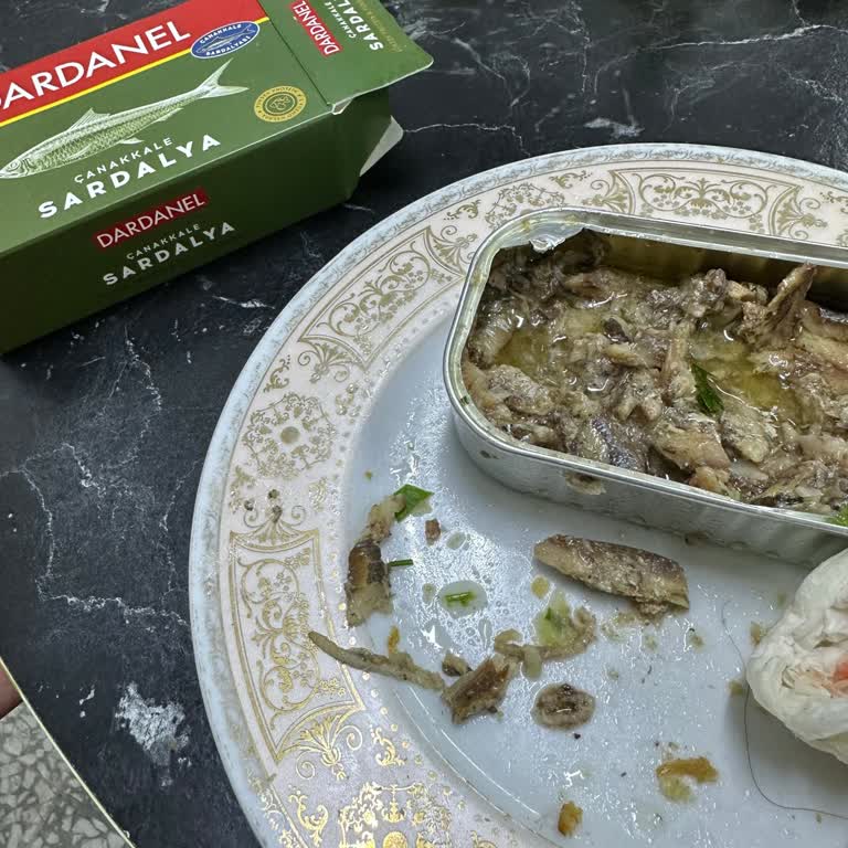 Dardanel Sardalya Konserve İçinde Beyaz Kurtçuklar Gıda Güvenliği İhlali