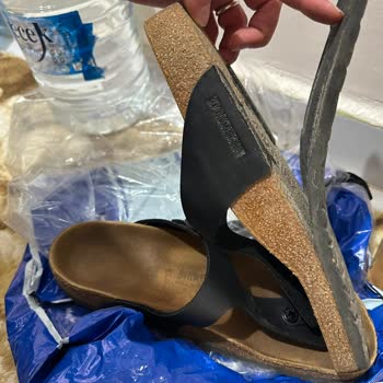 Suela despegada en Birkenstock Gizeh, solicito cambio o abono