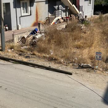 Telefon Direği Yıkıldı, Yol Ortasında Tehlike