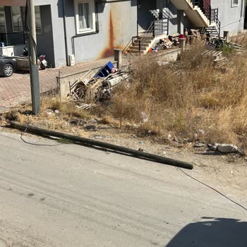 Telefon Direği Yıkıldı, Yol Ortasında Tehlike