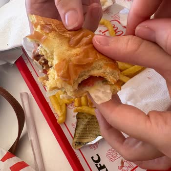 KFC İzmit Şubesinde Soğuk Patates Ve Yeşilimsi Ekmeğe Karşı İade Talebi