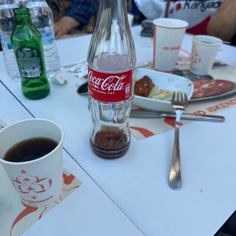 Kayseri HD İskender Şubesinde Soğuk Ürün Karton Bardaklar Ve Çözüm Bulamayan Personel