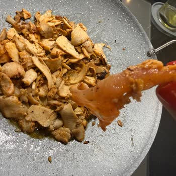 Erpiliç Döner Ürünün İçindeki Çiğ Pembe Tavuk Parçası Gıda Güvenliği Endişesi Yaratıyor