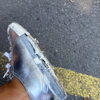 Ayıplı Prada Sneaker İlk Kullanımda Parçalandı, Şirket İadeyi Reddetti